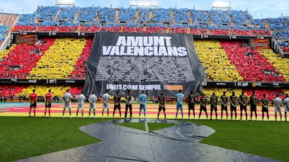 Minuto de silencio por las víctimas de la dana antes del partido de la jornada 14 de Liga que disputan el Valencia CF y el Real Betis este sábado en el estadio de Mestalla.