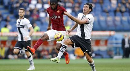 Alessandro Lucarelli (derecha) en un partido contra la Roma