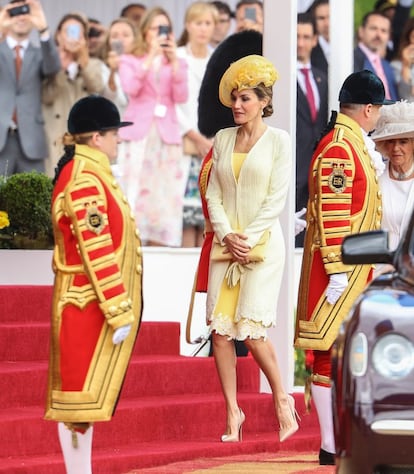 Durante su primer viaje de Estado a Reino Unido, el pasado mes de julio, la prensa británica ensalzó la elegancia de la reina Letizia, especialmente por el vestido amarillo de Felipe Varela que lució y en el que muchos vieron un guiño al estilo de Isabel II y su pasión por los sombreros. Unas elecciones estilísticas que han hecho que ‘Vanity Fair’ la haya incluido en su tradicional lista de los personajes mejor vestidos.