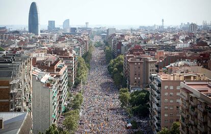 Milers de persones a l'avinguda Meridiana, mitja hora abans de l'inici de la Via Lliure.