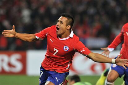 Alexis Sánchez celebra el gol de Chile frente a Uruguay.