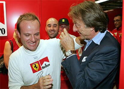 Luca de Montezemolo felicita a Rubens Barrichello tras su triunfo.