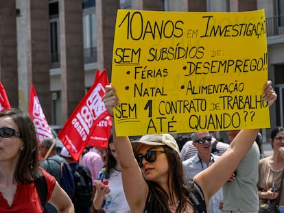 Manifestantes portugueses que reclaman mejores condiciones para la ciencia, el pasado mes de mayo. GETTY