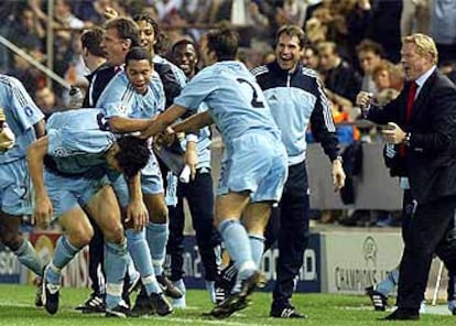 Los jugadores del Ajax, con Koeman, su entrenador (derecha), celebran un gol al Valencia en la ida.