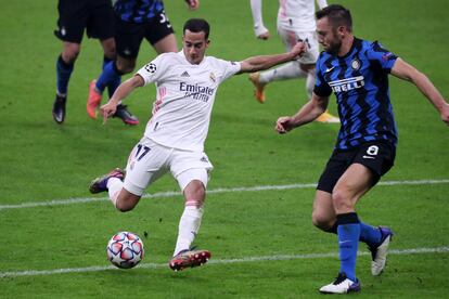 Lucas Vázquez dispara ante De Vrij durante el Inter-Real Madrid de la pasada Champions League.