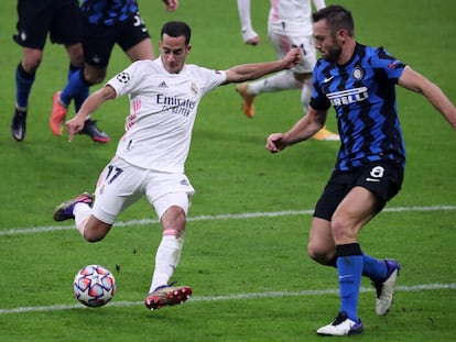 Lucas Vázquez dispara ante De Vrij durante el Inter-Real Madrid del pasado miércoles en San Siro.