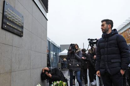 Michael Dias, hijo del único fallecido en el estado de Saint Denis, homenajea a su padre en la placa conmemorativa fuera del estado. Los homenajes a las víctimas han arrancado en este lugar, donde empezaron los ataques. Michael ha pronunciado un breve discurso.