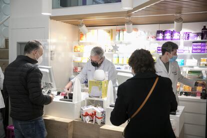 Dos clientes en una farmacia de Barcelona.