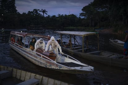 Membros da organização SOS Funeral transportam o caixão de uma idosa que morreu em Manaus, uma das cidades brasileiras mais atingidas pelo coronavírus, onde reinaram o negacionismo e a confusão por causa das mensagens de diferentes líderes políticos. <br><br>'Pandemia: Olhares de uma tragédia', coeditado por Blume e a Agência Espanhola de Cooperação Internacional para o Desenvolvimento, recolhe imagens de 26 fotógrafas e fotógrafos, a metade de América Latina e a metade de Espanha, que doaram seu trabalho para criar com esta obra coletiva um memorial documental sobre a crise global do coronavírus.<br>