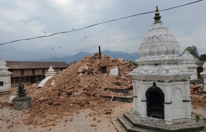 Imagen d'un dels temples destruídos en Katmandú.