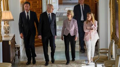 De izquierda a derecha, Mark Rutte, Kais Said, Ursula von der Leyen y Giorgia Meloni, el domingo en Túnez.