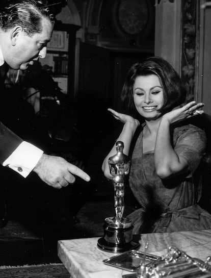 Joseph E. Levine y Sofia Loren, ganadora del Oscar a mejor actriz por la película 'Dos Mujeres' en 1961.
