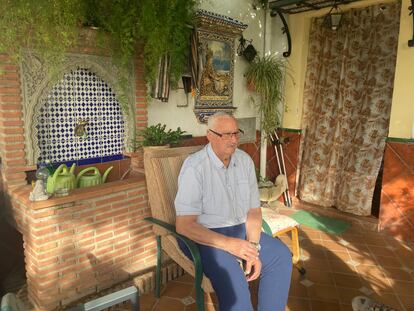 Juan Jiménez Muñoz, en el patio de su casa, en Granada.