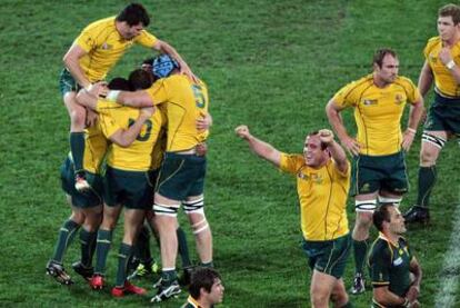 Los australianos celebran su victoria.
