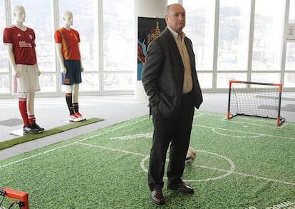 Scolari posa en la Torre Iberdrola de Bilbao durante el International Football Summit.