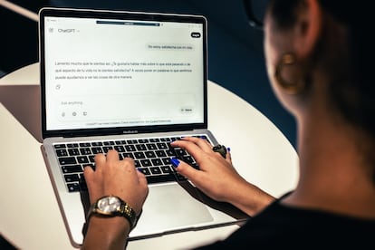 Una consulta personal a ChatGPT en un ordenador.