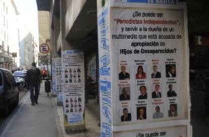 Carteles que señalan a periodistas del grupo Clarín, en Buenos Aires.