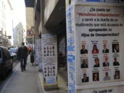Carteles que se&ntilde;alan a periodistas del grupo Clar&iacute;n, en Buenos Aires.