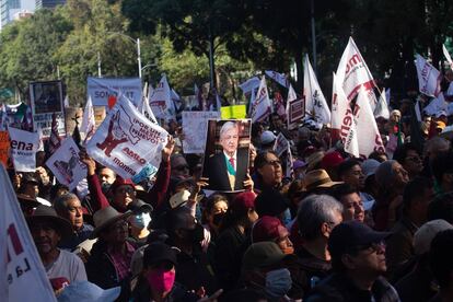 Seguidores de López Obrador ondean banderas del partido Morena y sostienen imágenes del presidente, durante la marcha de este domingo, sobre Paseo de la Reforma.