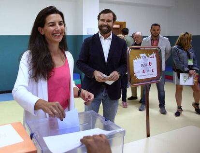 La candidata de Vox a la Comunidad, Rocío Monasterio, junto al economista de Vox Iván Espinosa de los Monteros, en el Colegio San Agustín de Madrid.