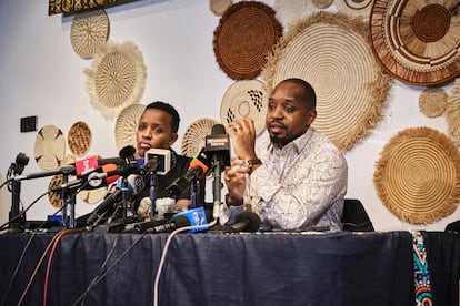 Agather Atuhaire y Boniface Mwangi, en una rueda de prensa en Nairobi