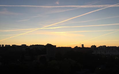 Varias estelas de condensaci&oacute;n cruzan el cielo de Madrid el pasado 30 de marzo.