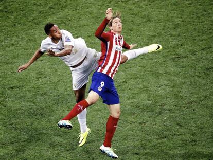 Danilo y Fernando Torres durante la final de la Champions.