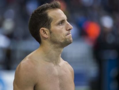 Renaud Lavillenie tras su fallo en salto de p&eacute;rtiga, en Berl&iacute;n.