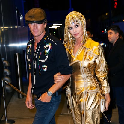 Cindy Crawford, muy a lo Cher,y Rande Gerber en la fiesta de su hija Kaia