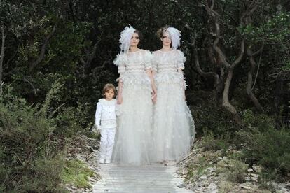 Dos modelos vestidas de novia junto al ahijado de Karl Lagerfeld.