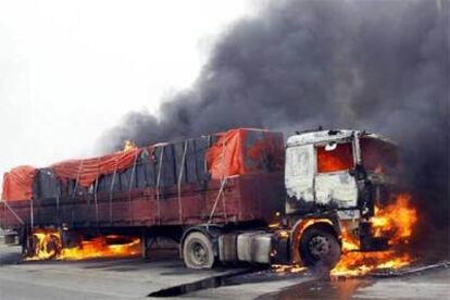 Un camión de transporte arde en el barrio de Al Gazzaliya, en Bagdad, tras un ataque de la insurgencia.