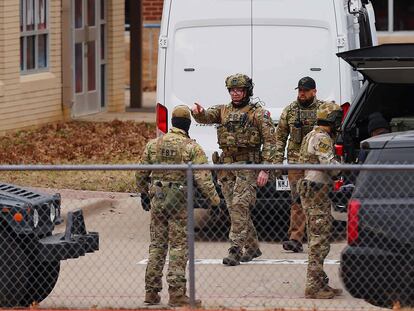 SWAT team members deploy near the Congregation Beth Israel Synagogue in Colleyville, Texas, some 25 miles (40 kilometers) west of Dallas, on January 15, 2022. - The SWAT police operation was underway at the synagogue where a man claiming to be the brother of a convicted terrorist has reportedly taken several people hostage, police and media said. (Photo by Andy JACOBSOHN / AFP)