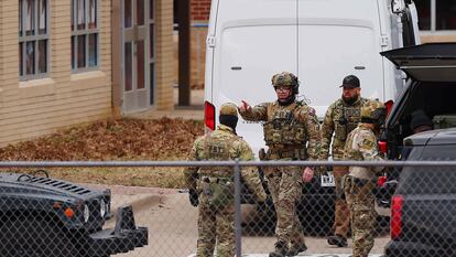 SWAT team members deploy near the Congregation Beth Israel Synagogue in Colleyville, Texas, some 25 miles (40 kilometers) west of Dallas, on January 15, 2022. - The SWAT police operation was underway at the synagogue where a man claiming to be the brother of a convicted terrorist has reportedly taken several people hostage, police and media said. (Photo by Andy JACOBSOHN / AFP)