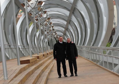 El alcalde Alberto Ruiz-Gallardón y el arquitecto Dominique Perrault en la inauguración del puente de Arganzuela.