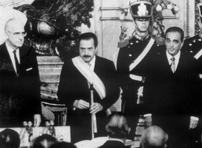 Investidura de Raúl Alfonsín (con la banda presidencial) en Buenos Aires, en 1983.