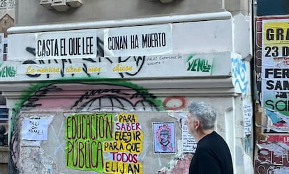 Carteles contra el Gobierno de Milei en la avenida de Mayo de Buenos Aires.