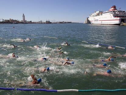 Tradicional travesía a nado del puerto de Málaga