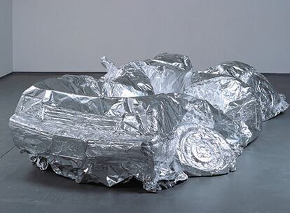 Los dos artistas usaron papel de aluminio para realizar esta escultura de un Ford Escort. El grosor de la obra es la de una sola lámina, La obra, expuesta en una sala de Vancouver en 2004, se fue desmoronando con el tiempo. Los autores realizaron varios de estos vaciados con otros vehículos (Fotografía Cortesía: Pari Nadimi Gallery, Toronto).