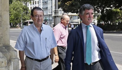 El exdirector gerente de Vaersa, Juan Miguel Bellver, a la izquierda, cuando acudi&oacute; a declarar.