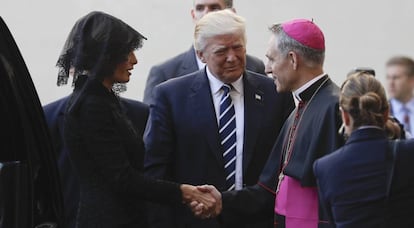 Trump y su esposa, Melania, a su llegada al Vaticano.