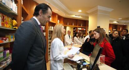 El consejero de Sanidad, Manuel Llombart, durante su visita a una farmacia de Valencia.