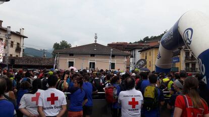 Equipos de emergencia en la salida de la prueba de montaña Ehunmilak en Beasain (Gipuzkoa).