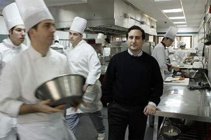 Alumnos del hotel escuela, en Madrid, en la cocina con el jefe de estudios, Enrique de la Peña.