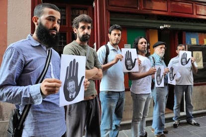 El responsable de SOS Racismo Álava, Fede García, con boina, junto a colaboradores de la ONG.