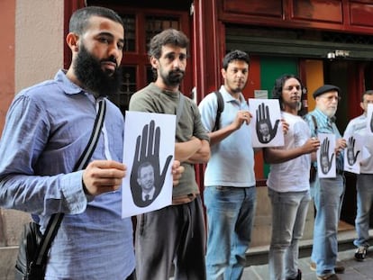 El responsable de SOS Racismo Álava, Fede García, con boina, junto a colaboradores de la ONG.