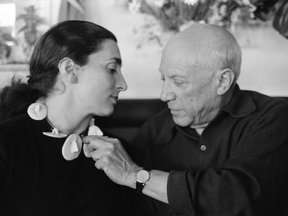 Jacqueline con un collar de cerámica realizado por Picasso en La Californie, Cannes, 1957, en un fotografía realizada por David Douglas Duncan.