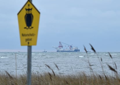 El buque Fortuna frente a las costas de Alemania durante los trabajos de construcción del gasoducto Nord Stream 2, en enero de 2021.  