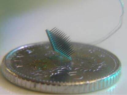 <p>En 1998 los cirujanos implantaron a Warwick un chip con tecnologa RFID bajo la piel. Es la misma tecnologa que, por ejemplo, utiliza Inditex para identificar cada prenda. Con ella, controlaba la puerta y la luz de su despacho. Cuatro a?os ms tarde le fue implantado otro chip en su brazo izquierdo para conectar su sistema nervioso a un ordenador y manejar una mano mecnica. Tras semanas en las que no pas nada, fue capaz, finalmente, de abrir y cerrar el pu?o tan solo con la mente.</p><br><p>Para su siguiente experimento implant un chip en el brazo a su esposa. As, Warwick poda sentir en su extremidad cualquier presin o movimiento en el de ella. Warwick tambin ha recorrido el camino inverso.</p>