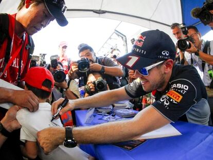 Vettel firma autógrafos en el circuito de Suzuka.