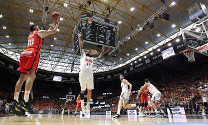 El escolta del Valencia Basket, Joan Sastre, lanza a canasta ante el alero del Real Madrid, Jeffery Taylor.